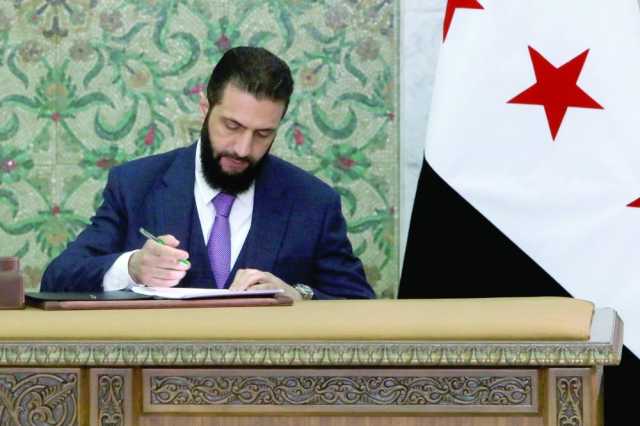 الشرع يوقع على دستور يفصل بين السلطات