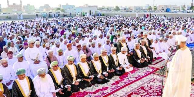 جموع من المواطنين والمقيمين يؤدون صلاة العيد بالمحافظات