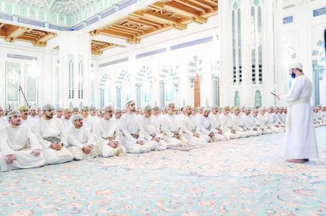 جلالة السلطان يؤدي صلاة عيد الفطر في جامع السلطان قابوس الأكبر ويتقبل التهاني