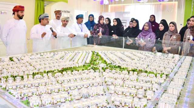 حافلة العمران تعرف طلبة جنوب الباطنة بالأسس المتقدمة للتطوير الحضري
