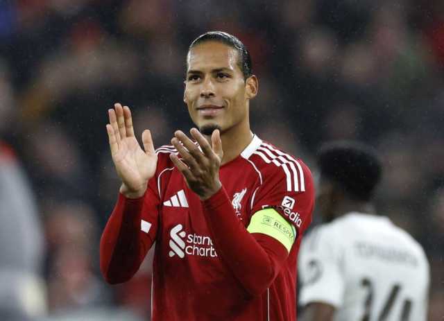 فيرجيل فان ديك يرد على انتقادات واين روني وجها لوجه