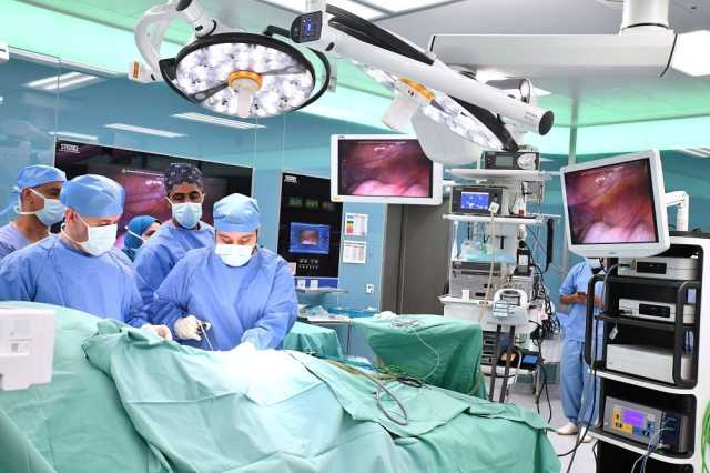 المستشفى السلطاني ينجح في إجراء أوّل عمليّة جراحيّة باستخدام الرّوبوت الجراحي