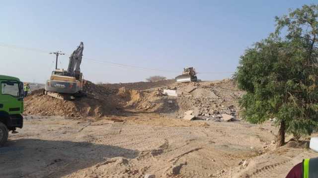 بدء أعمال إعادة تأهيل طريق الحزم ـ الوشيل بالرستاق