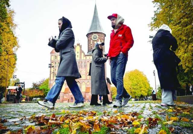 سكان كـالينينغراد الروسي يحاولون مواجهة الشعور بالحصار