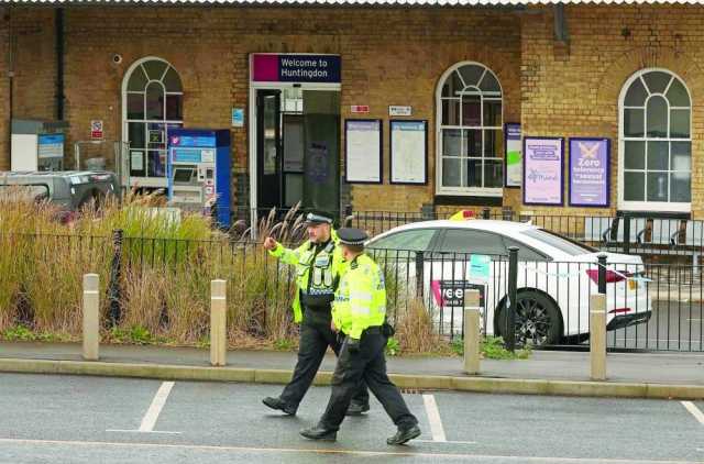 الشرطة البريطانية توجه لرجل 10 تهم شروع بالقتل بعد هجوم على متن قطار