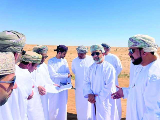 محافظ جنوب الشرقية يطلع على احتياجات أهالي الطحايم بجعلان بني بوحسن