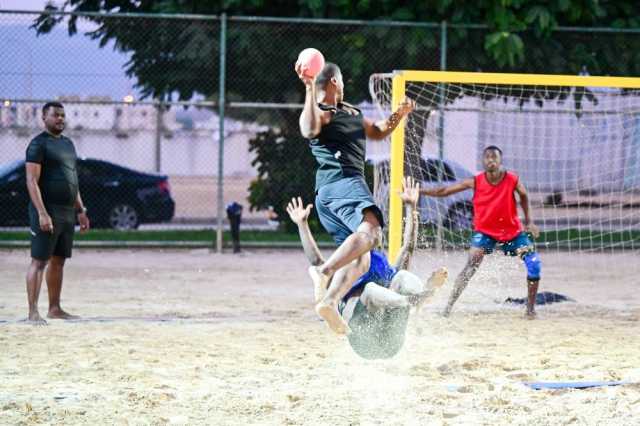 نتائج مثيرة في انطلاق بطولة كرة اليد الشاطئية بصلالة