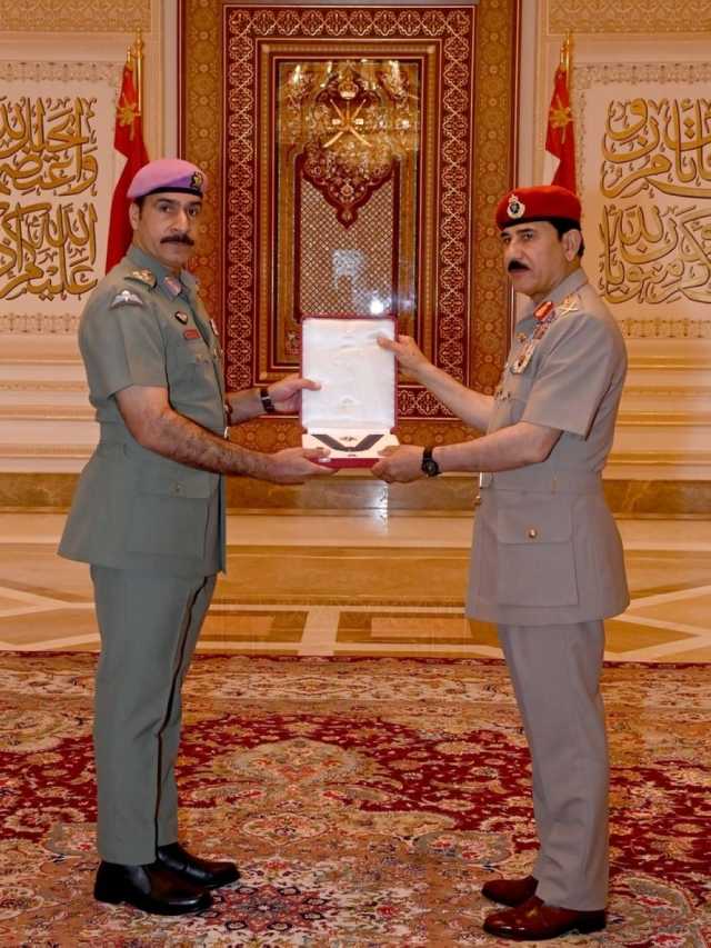 جلالة القائد الأعلى يُنعم بوسام عُمان العسكري لعددٍ من كبار الضباط بالأجهزة العسكرية والأمنية
