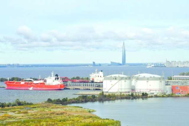 النفط يتراجع مع استئناف العمل في مركز تصدير روسي