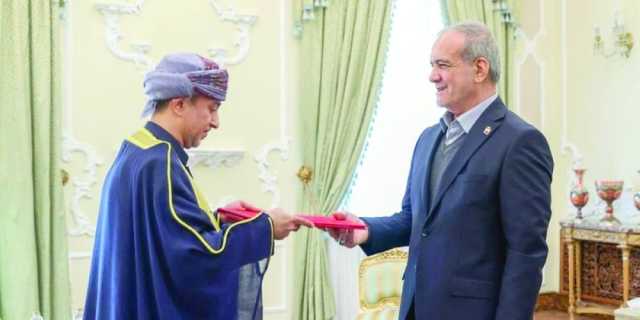 سفير سلطنة عمان لدى إيران يقدم أوراق اعتماده