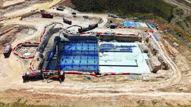 137 مليون ريال لمشروعات استراتيجية بقطاعات المياه والكهرباء والصرف الصحي بمحافظة ظفار