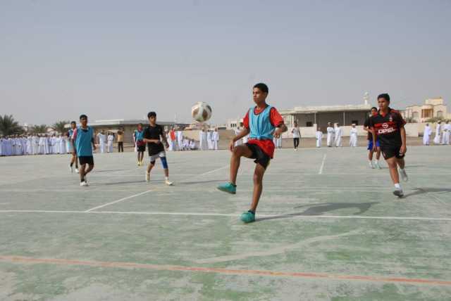 تتويج الفائزين في كروية مدرسة المهنا بن جيفر بالمضيبي