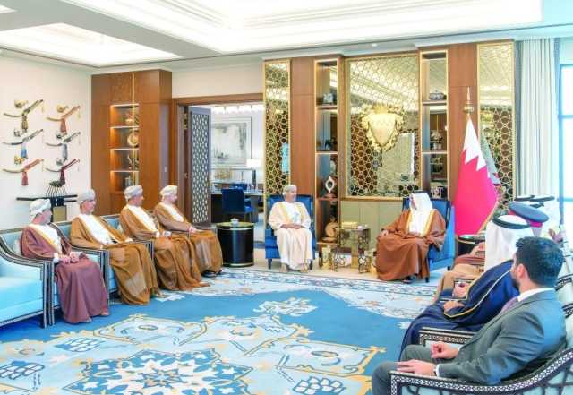 وزير الداخلية يستعرض مع ولي العهد البحريني العلاقات الثنائية المتينة