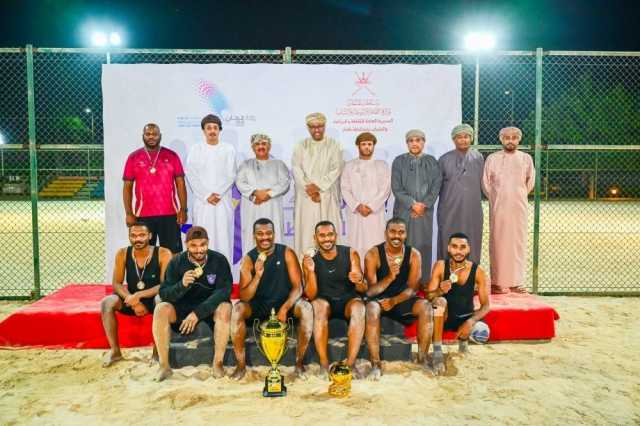 تنافس وإثارة كبيرة في ختام بطولة اليد الشاطئية بصلالة
