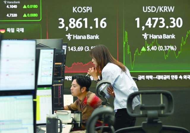 الذهب يهبط 1% ويتجه لتسجيل انخفاض أسبوعي مع تراجع آمال خفض الفائدة