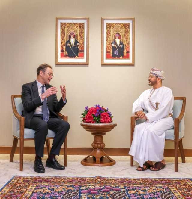 وزير الخارجية يستقبل الرئيس التنفيذي لمركز الحوار الإنساني
