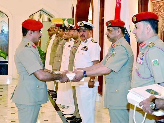 تسليم شهادات الثناء لعدد من منتسبي أكاديمية الدراسات الإستراتيجية والدفاعية