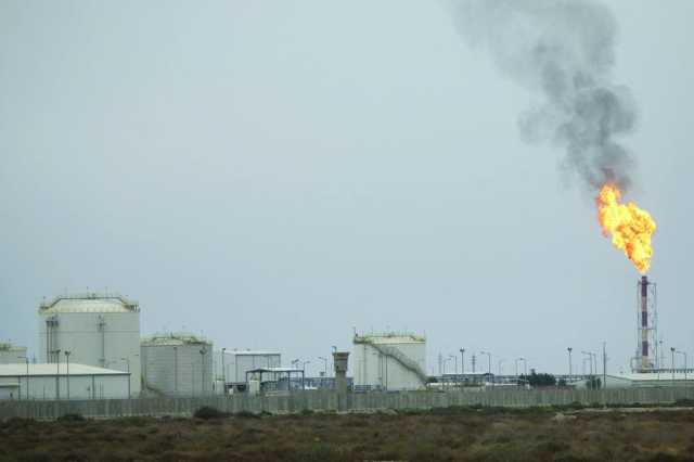 أسعار النفط تتراجع وسط مخاوف فائض المعروض والأسواق العالمية تتباين