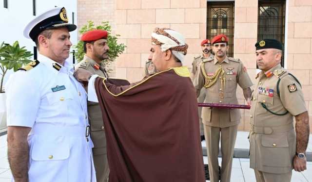 القائد الأعلى يُنعم بميداليتي الخدمة الممتازة والثناء السلطاني على عدد من منتسبي الدفاع والقوات المسلحة