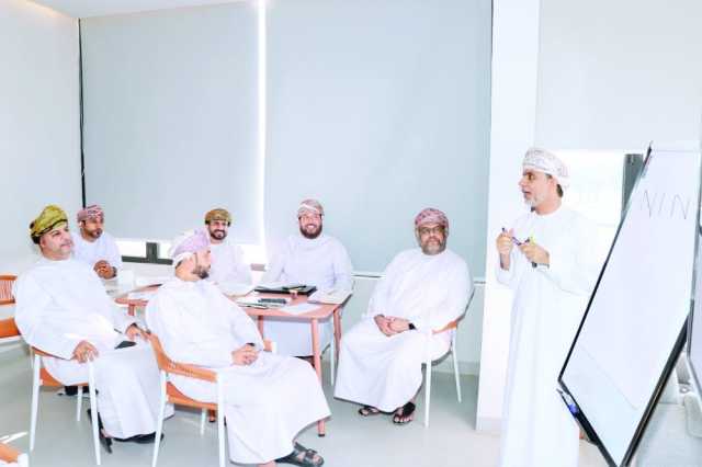 اختتام برنامج تنمية مهارات المدربين بتعليمية شمال الباطنة