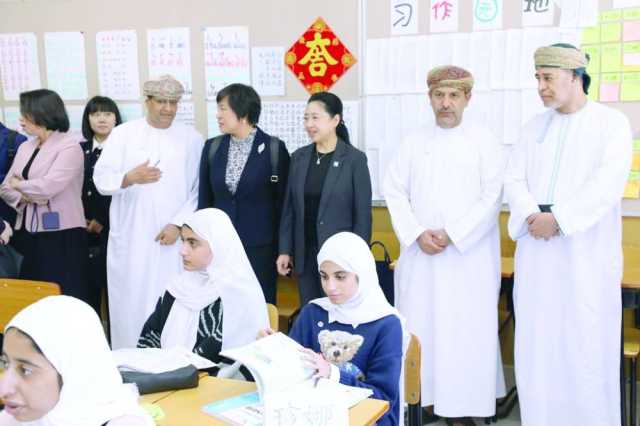 متابعة تطبيق اللغة الصينية بمدرستين في نزوى