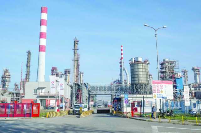 النفط يرتفع وسط مخاوف من اضطراب إمدادات فنزويلا لكنه يتجه لانخفاض أسبوعي