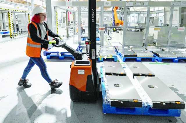 تباطؤ النمو العالمي لمبيعات السيارات الكهربائية بسبب استقرارها بالصين وتغيرات بأمريكا