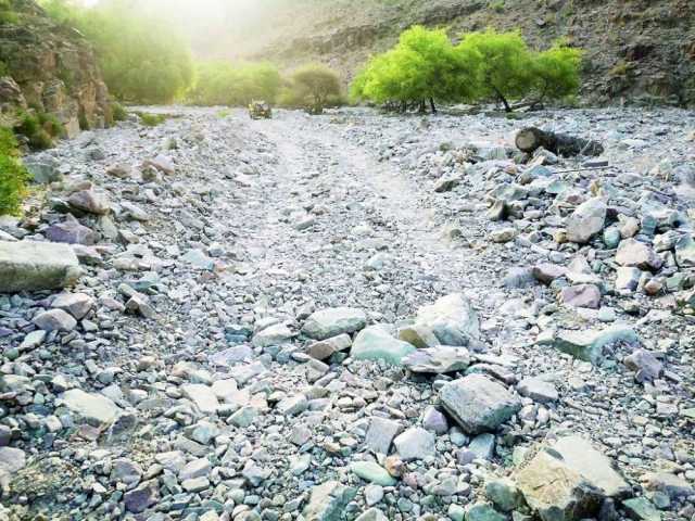 مطالبات برصف طريق وادي السرين بالعامرات
