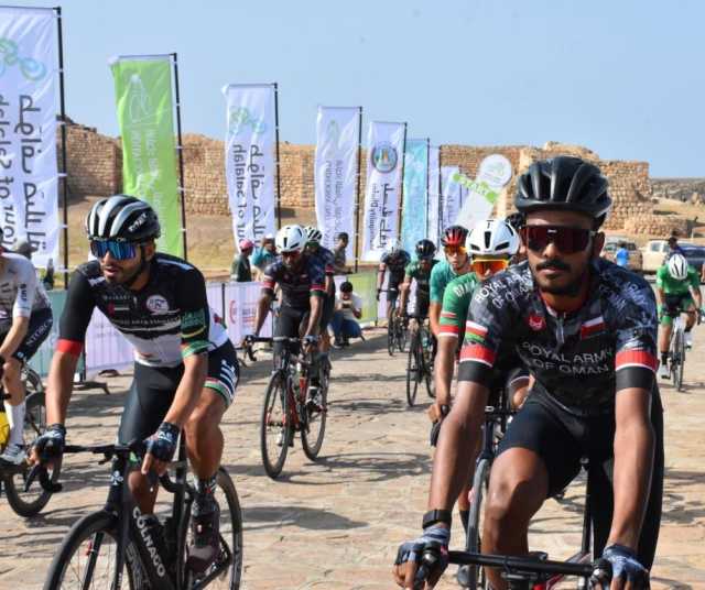 الجيش السلطاني العماني للدراجات الهوائية يشارك في طواف صلالة الدولي للدراجات الهوائية