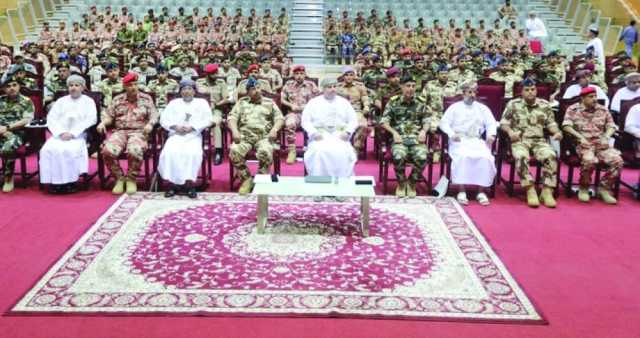 محافظ ظفار يلتقي بمنتسبي الدورة الـ37 بكلية القيادة والأركان