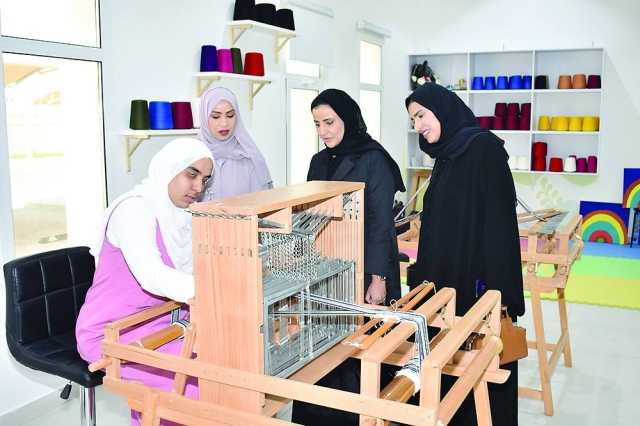 مسؤولة قطرية تطلّع على تجربة مركز التوحد بالسيب