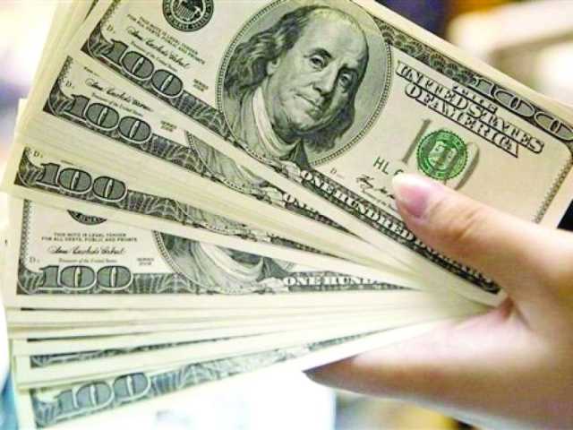 الدولار يحافظ على مكاسبه قبيل تصريحات رئيس المركزي الأمريكي