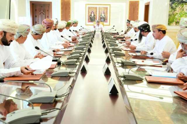 مناقشة استثمار أراضي المجالس العامة بالداخلية