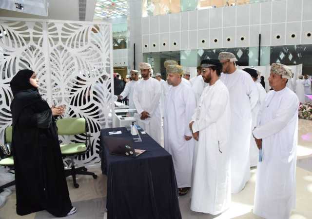 12 مشاركا في معرض إبداعات شبابية بمحافظة ظفار