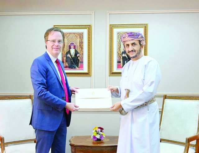 تسلّم نسخة من أوراق اعتماد سفير كندا