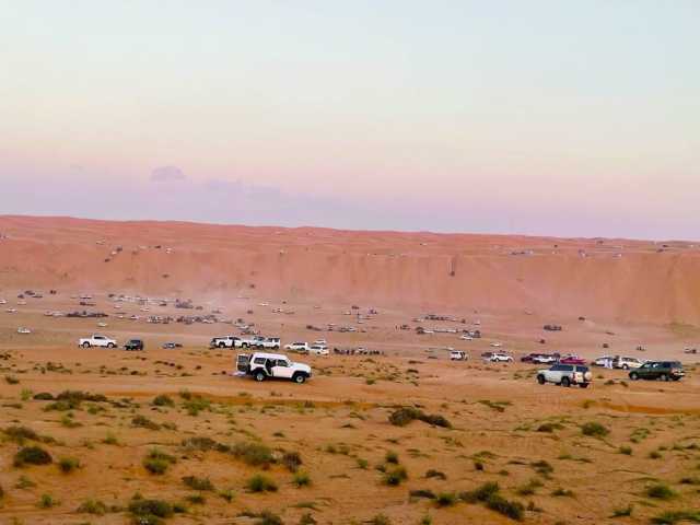 إقبال سياحي واسع على رمال بدية بنهاية الأسبوع