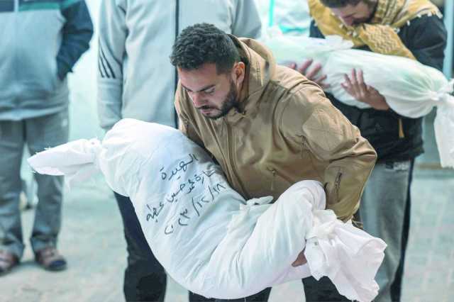 العدو الاسرائيلي يقتل الأطفال في أسرة المستشفيات