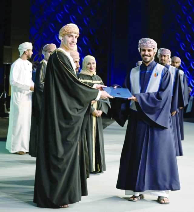 جامعة التقنية بمسقط تحتفل بتخريج 1037 طالبًا وطالبة