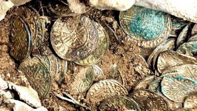 العثور على كنز من الفضية يعود للقرن الـ11 ببريطانيا.. صاحبه أخفاه في هذا المكان