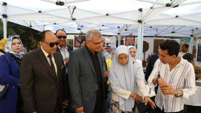رئيس جامعة الزقازيق يفتتح معرض «أنامل فنان» لإبراز إبداعات طلاب «تربية فنية»