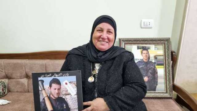 والدة الشهيد عمر القاضي بعد إهداء قلادة ابنها للرئيس السيسي: «أسعد يوم في حياتي»