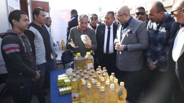 محافظ بني سويف يطمئن على جودة السلع المعروضة في سوق اليوم الواحد