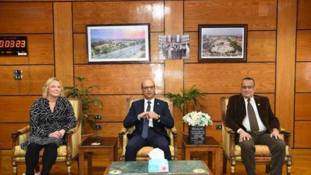 جامعة أسيوط تستقبل استشاري جراحة مخ وأعصاب بجامعة كوبيو بفنلندا