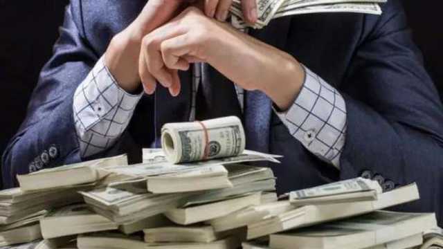 4 أبراج فلكية تحب المال حد الجنون.. قد تؤذي مَن حولها