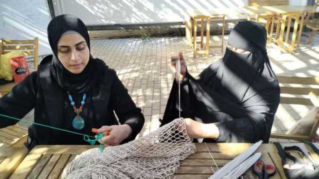 سيدات «عزبة البرج» بدمياط يبدعن في غزل شباك الصيادين والديكورات