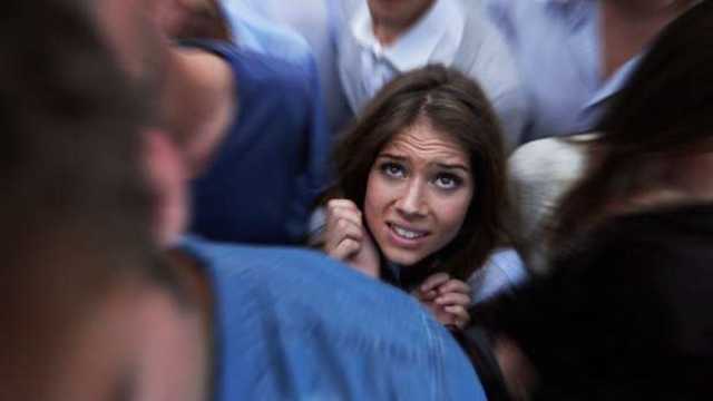 هل تخشى الازدحام؟.. أسباب فوبيا الأجروفوبيا وتأثيرها على الصحة النفسية