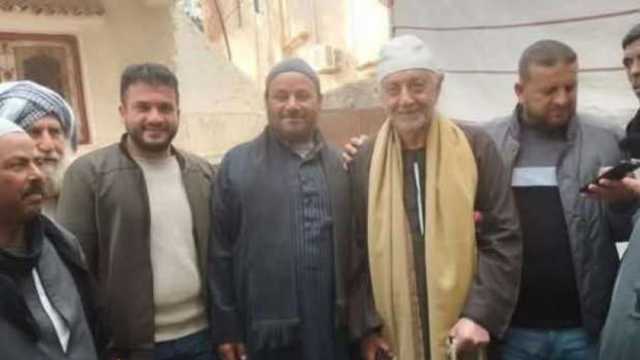 «نجله دهسه بالسيارة»..الفنان عبدالعزيز مخيون يدفع دية شاب في البحيرة (صور)