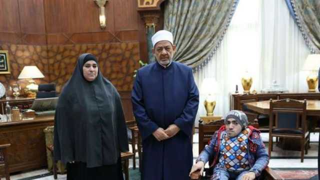 «شالت ابنها للجامعة.. فحملها الأزهر إلى العمرة».. تكريم خاص لزينب وابنها