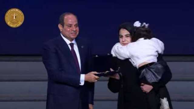 الرئيس السيسي يكرم عددا من أسر شهداء الشرطة
