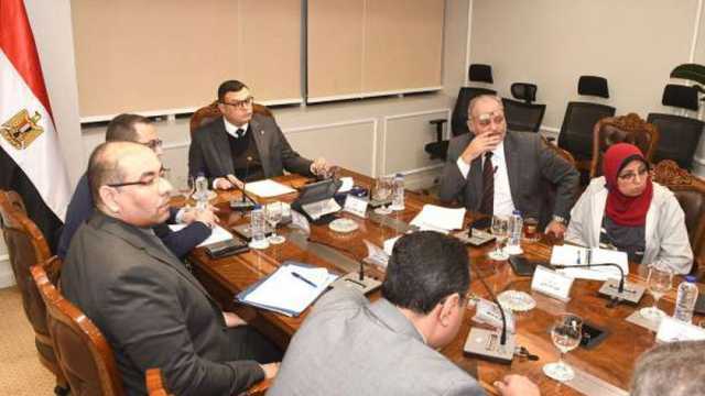 وزير الإسكان يستعرض آليات طرح الأراضي والفرص الاستثمارية بالمدن الجديدة
